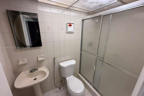 Condo in Hialeah, Florida, 2 bedrooms № 2076512 - photo 3