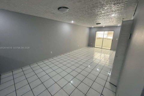 Condo in Hialeah, Florida, 2 bedrooms № 2076512 - photo 4