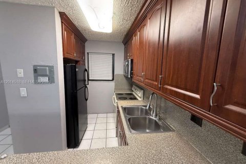 Condo in Hialeah, Florida, 2 bedrooms № 2076512 - photo 13