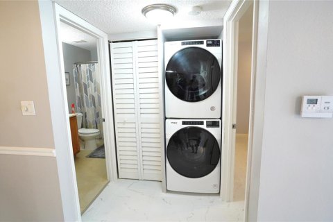 Condominio en venta en Brandon, Florida, 2 dormitorios, 85.1 m2 № 1907352 - foto 9
