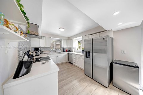 Casa en venta en Hollywood, Florida, 4 dormitorios, 142.42 m2 № 2081347 - foto 10