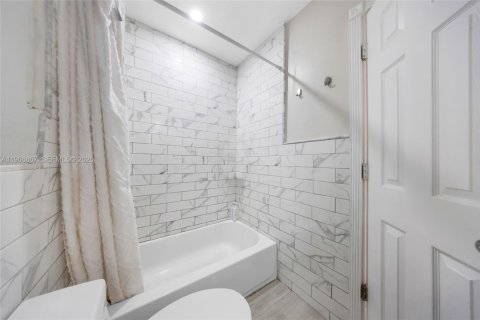 Casa en venta en Hollywood, Florida, 4 dormitorios, 142.42 m2 № 2081347 - foto 22
