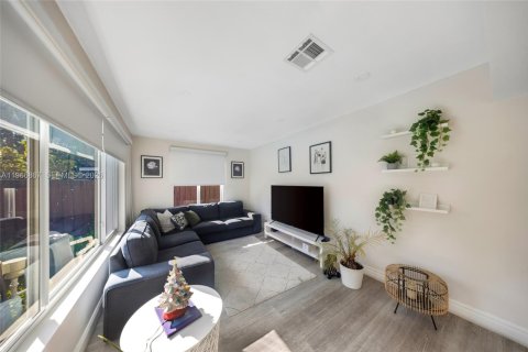 Casa en venta en Hollywood, Florida, 4 dormitorios, 142.42 m2 № 2081347 - foto 12