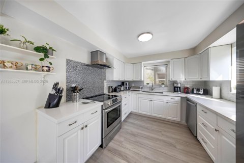 Casa en venta en Hollywood, Florida, 4 dormitorios, 142.42 m2 № 2081347 - foto 11