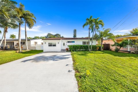 Casa en venta en Hollywood, Florida, 4 dormitorios, 142.42 m2 № 2081347 - foto 2