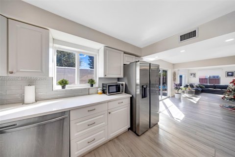 Casa en venta en Hollywood, Florida, 4 dormitorios, 142.42 m2 № 2081347 - foto 9