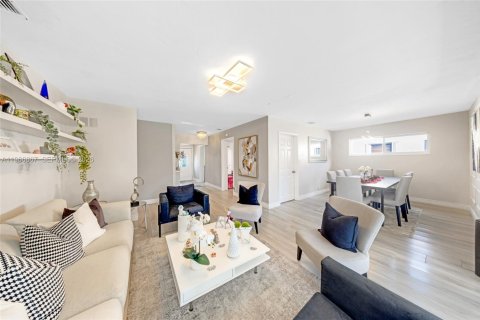 Casa en venta en Hollywood, Florida, 4 dormitorios, 142.42 m2 № 2081347 - foto 4