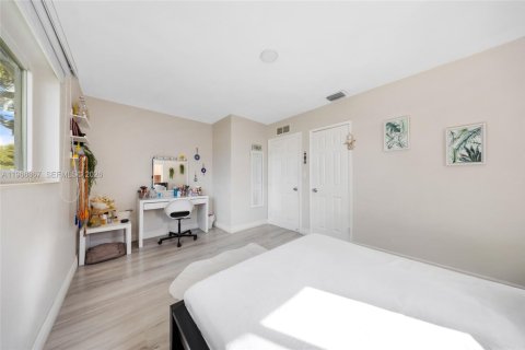Casa en venta en Hollywood, Florida, 4 dormitorios, 142.42 m2 № 2081347 - foto 19
