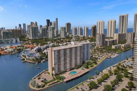 Снять в аренду кондоминиум в Санни-Айлс-Бич, Флорида 1 спальня, 64.75м2, № 2002545 - фото 23