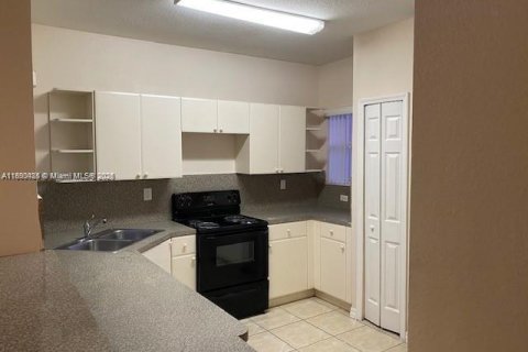 Townhouse in Florida City, Florida 3 bedrooms, 141.86 sq.m. № 1695740 - photo 6