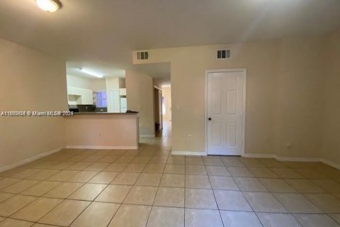 Townhouse in Florida City, Florida 3 bedrooms, 141.86 sq.m. № 1695740 - photo 5