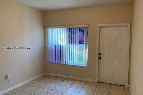 Townhouse in Florida City, Florida 3 bedrooms, 141.86 sq.m. № 1695740 - photo 2