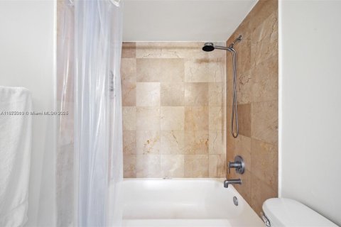 Condominio en alquiler en Bal Harbour, Florida, 1 dormitorio, 83.24 m2 № 1927007 - foto 24