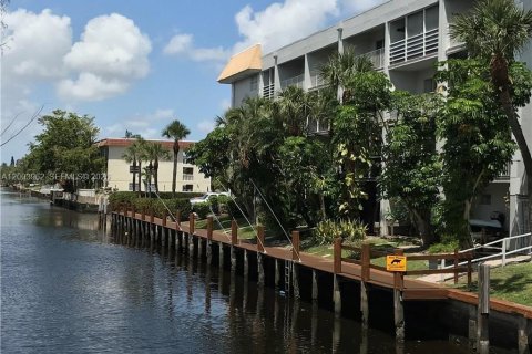 Condo in Fort Lauderdale, Florida, 2 bedrooms  № 2068846 - photo 13
