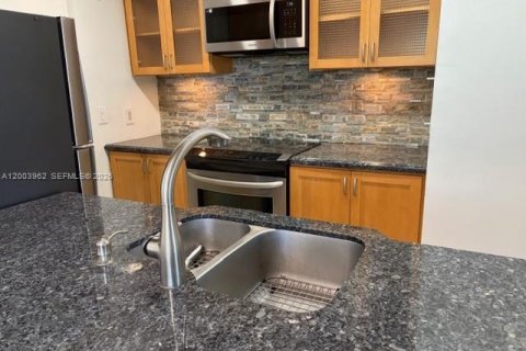 Condo in Fort Lauderdale, Florida, 2 bedrooms  № 2068846 - photo 4