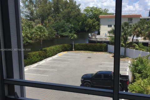 Condo in Fort Lauderdale, Florida, 2 bedrooms  № 2068846 - photo 12