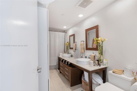 Condominio en venta en Miami, Florida, 1 dormitorio, 75.81 m2 № 2090863 - foto 12