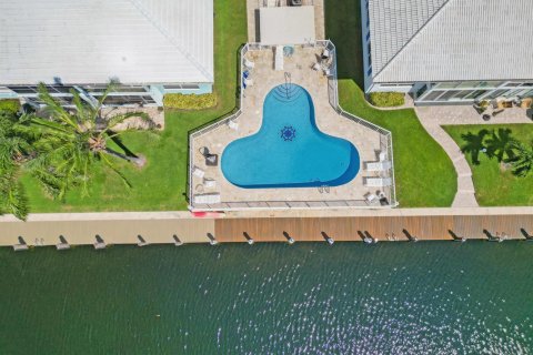 Condo in Lighthouse Point, Florida, 2 bedrooms  № 744402 - photo 1
