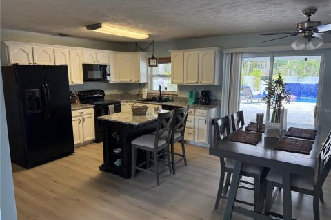 House in Bradenton, Florida 3 bedrooms, 109.25 sq.m. № 2396272 - photo 5