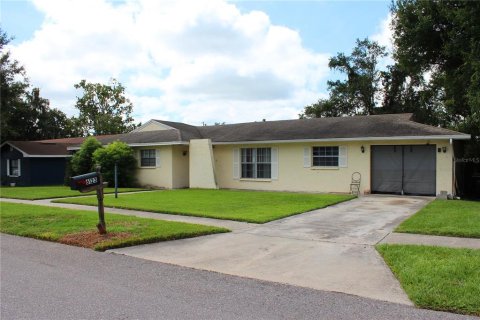 House in Lakeland, Florida 3 bedrooms, 142.14 sq.m. № 2390970 - photo 2