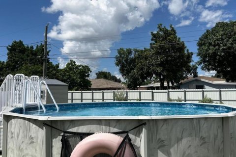 Villa ou maison à louer à Hialeah, Floride: 4 chambres, 104.24 m2 № 2000202 - photo 22