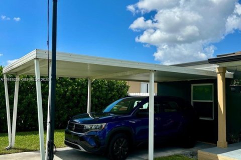 Villa ou maison à louer à Hialeah, Floride: 4 chambres, 104.24 m2 № 2000202 - photo 3