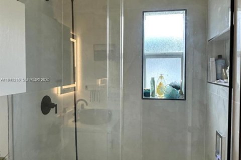 Villa ou maison à louer à Hialeah, Floride: 4 chambres, 104.24 m2 № 2000202 - photo 11