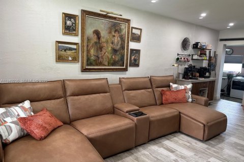 Villa ou maison à louer à Hialeah, Floride: 4 chambres, 104.24 m2 № 2000202 - photo 6
