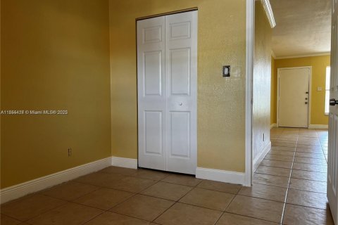 Снять в аренду виллу или дом в Майами-Гарденс, Флорида 4 спальни, 104.33м2, № 1875090 - фото 7
