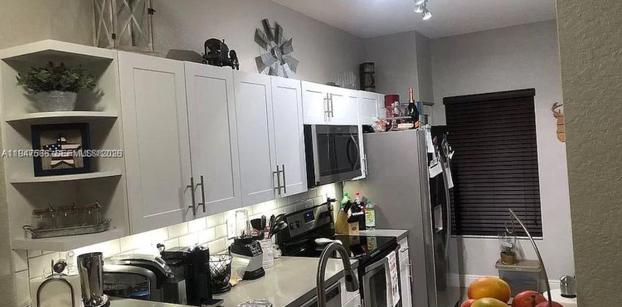 Кондоминиум с 2 спальнями в Мирамар, Флорида № 2003664