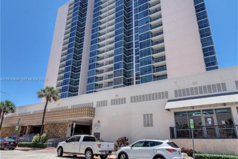 Condo in Miami Beach, Florida, 2 bedrooms  № 1994661 - photo 22
