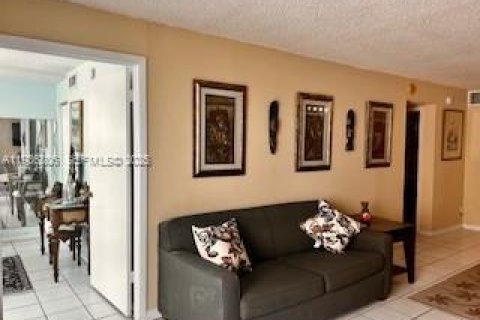 Condo in Miami Beach, Florida, 2 bedrooms  № 1994661 - photo 16
