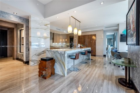 Купить кондоминиум в Санни-Айлс-Бич, Флорида 4 спальни, 428.19м2, № 1960307 - фото 19