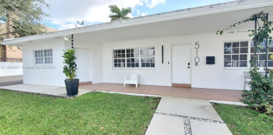 House in Miami, Florida 3 bedrooms, 111.48 sq.m. № 2081671