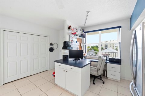 Condo in Largo, Florida, 2 bedrooms № 2216931 - photo 19