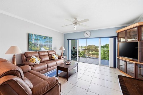 Condo in Largo, Florida, 2 bedrooms № 2216931 - photo 9