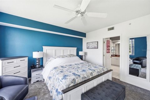 Condo in Largo, Florida, 2 bedrooms № 2216931 - photo 27