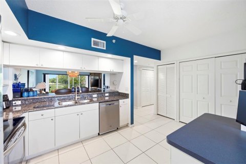 Condo in Largo, Florida, 2 bedrooms № 2216931 - photo 18
