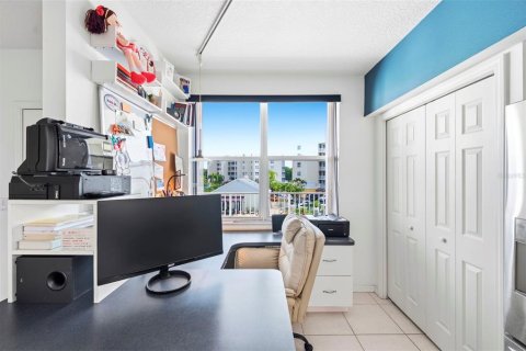 Condo in Largo, Florida, 2 bedrooms № 2216931 - photo 20