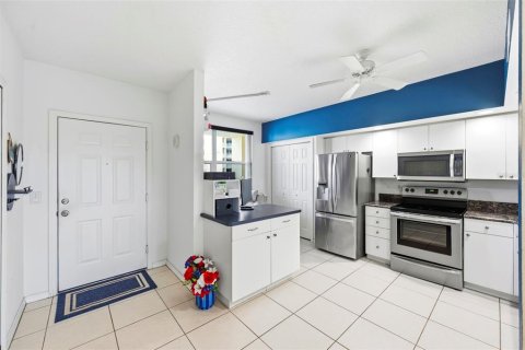 Condo in Largo, Florida, 2 bedrooms № 2216931 - photo 16