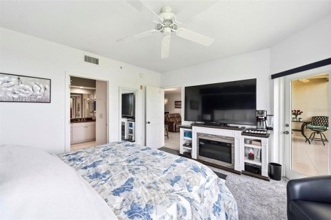 Condo in Largo, Florida, 2 bedrooms № 2216931 - photo 28
