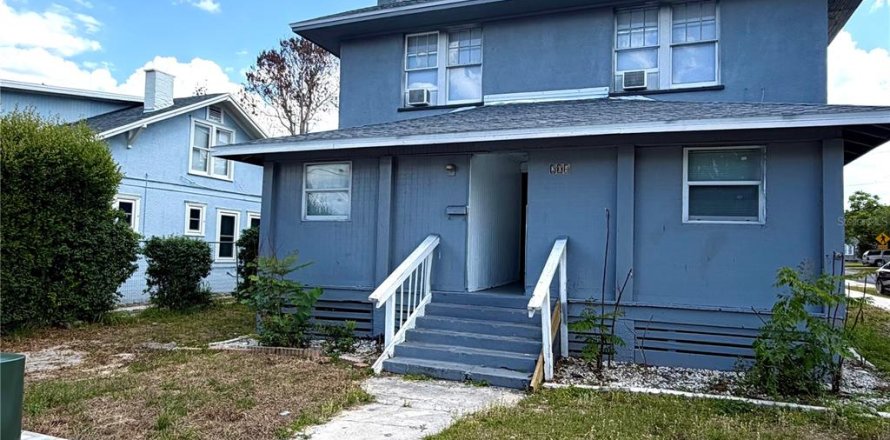 House in Winter Haven, Florida 6 bedrooms, 195.28 sq.m. № 2231334
