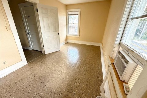 House in Winter Haven, Florida 6 bedrooms, 195.28 sq.m. № 2231334 - photo 26