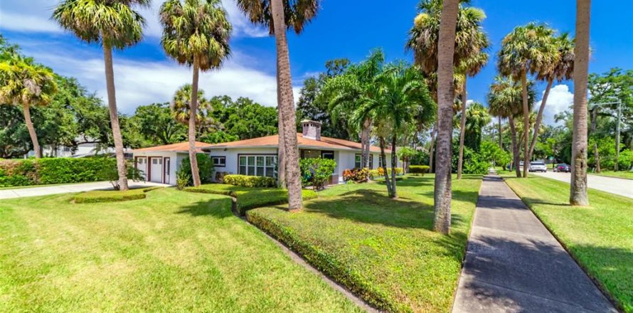 House in Tampa, Florida 3 bedrooms, 212.37 sq.m. № 1882870