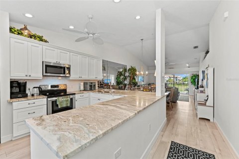 Condo in Sarasota, Florida, 2 bedrooms № 2100026 - photo 13