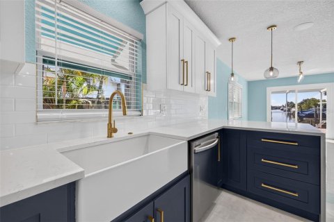 House in Tampa, Florida 3 bedrooms, 173.54 sq.m. № 2430680 - photo 20