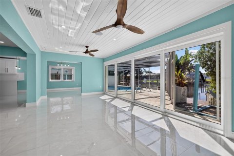 House in Tampa, Florida 3 bedrooms, 173.54 sq.m. № 2430680 - photo 9