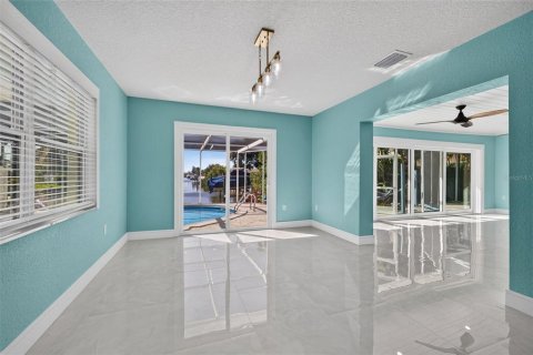 House in Tampa, Florida 3 bedrooms, 173.54 sq.m. № 2430680 - photo 14