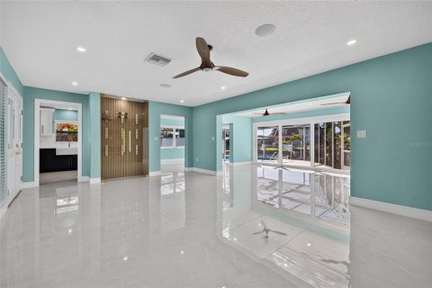 House in Tampa, Florida 3 bedrooms, 173.54 sq.m. № 2430680 - photo 13