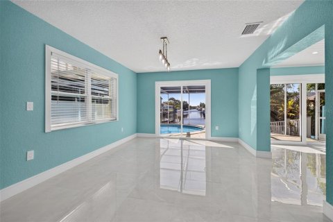 House in Tampa, Florida 3 bedrooms, 173.54 sq.m. № 2430680 - photo 15